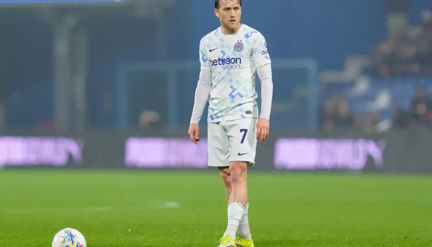 Piłkarz Interu Mediolan z numerem 7 na koszulce, w białym stroju, na tle trybun. Mecz Inter Mediolan – Juventus.