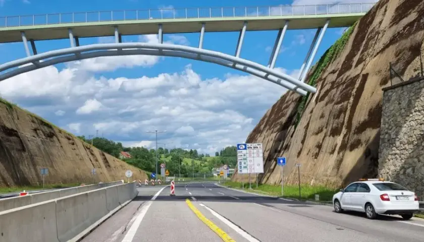 Z jaką prędkością można jechać na autostradzie? Sprawdź limity i zasady