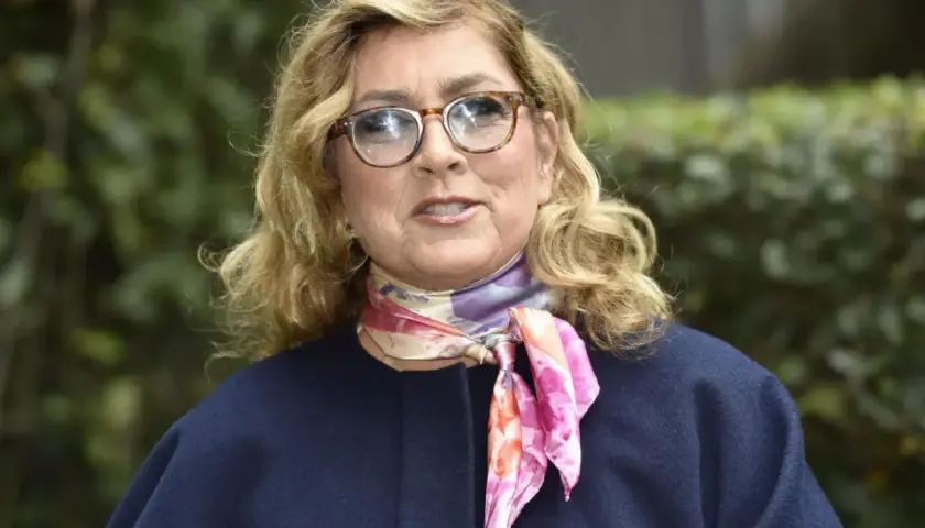 Romina Power dziś, w okularach i kolorowym szalu, wygląda promiennie.
