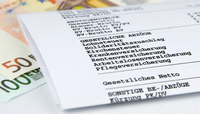 Gehaltsabrechnung mit Euro-Scheinen. Der disponent gehalt wird detailliert aufgeführt, inklusive Brutto, Abzügen und Netto.