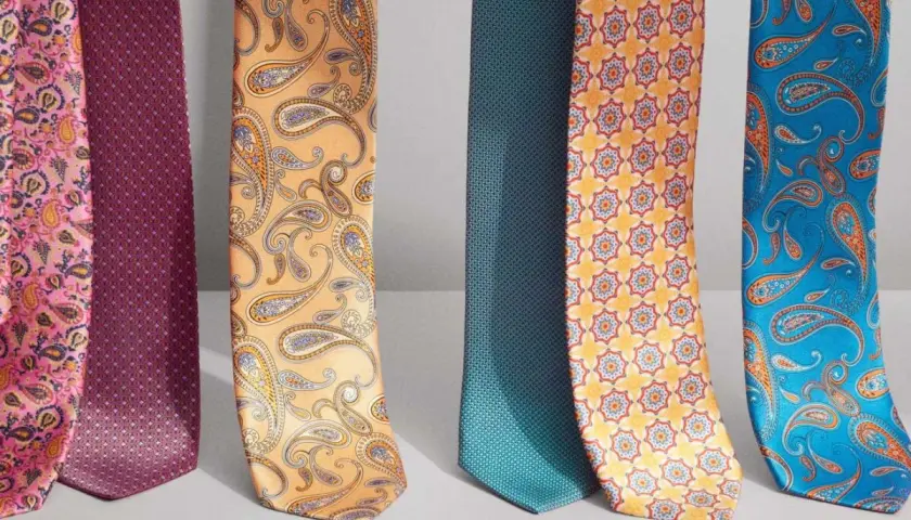 Pięć krawatów w różnych wzorach i kolorach. Czy jedwab się gniecie? Te jedwabne krawaty wyglądają na gładkie i eleganckie.