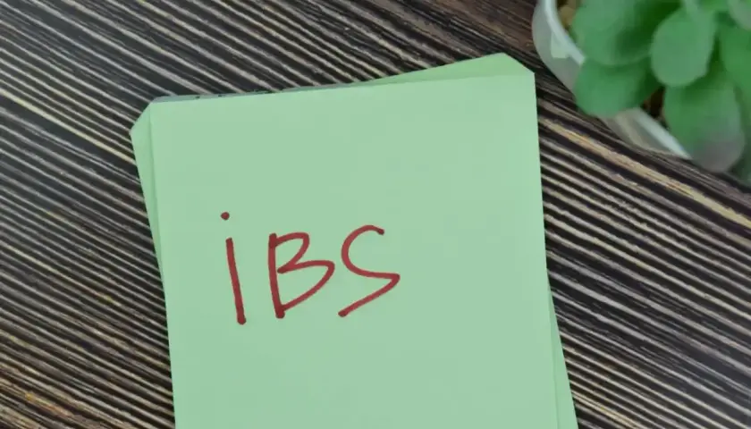 Zielona karteczka z napisem "ibs" czerwonym flamastrem. Może to być przypomnienie o suplementacji Auroverin MR.