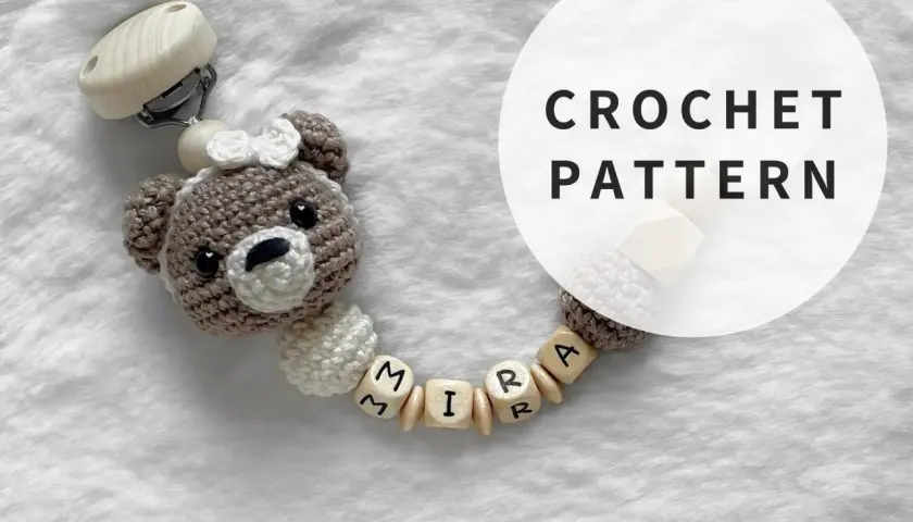 Portaciuccio uncinetto a forma di orsetto con perline personalizzate.