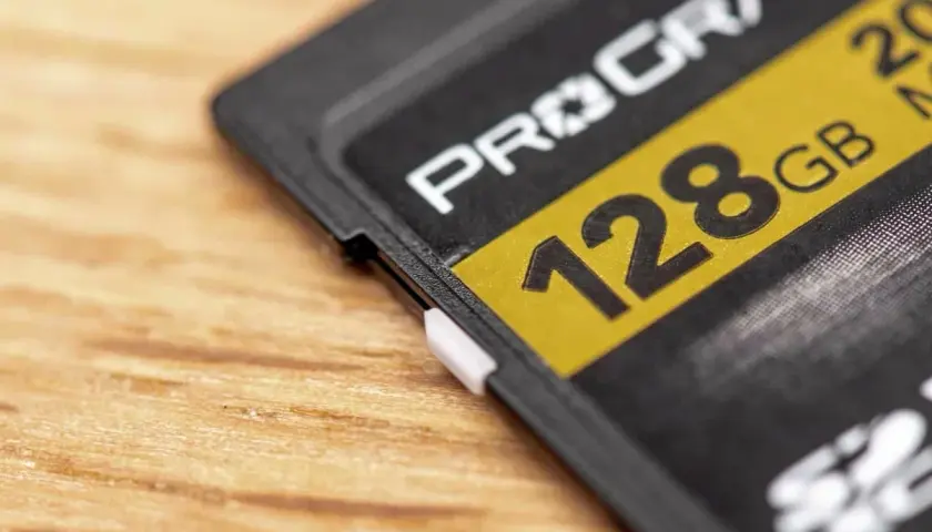 Karta pamięci 128 GB z technologią nand flash, gotowa do przechowywania Twoich wspomnień.
