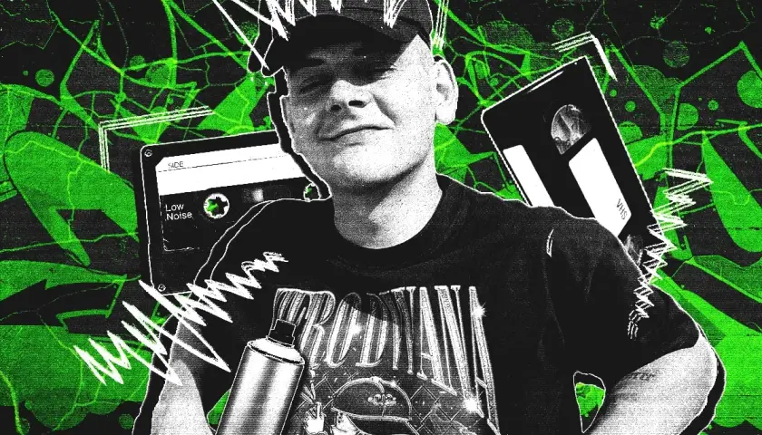 Młody raper z Krakowa, w czapce i z puszką sprayu, na tle kaset VHS i magnetofonowych.