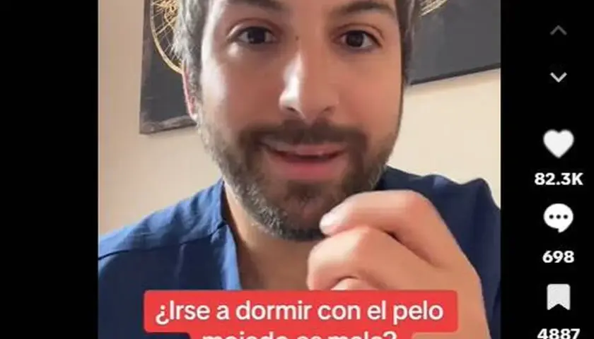 Hombre con barba pregunta si es malo dormir con el pelo mojado.