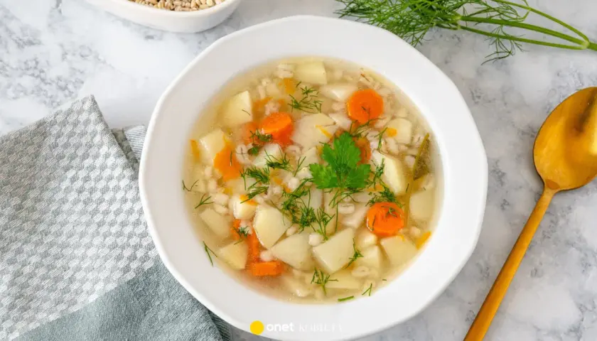 Aromaticzna, tradycyjna zupa jarzynowa z ziemniakami, marchewką i kaszą jęczmienną, udekorowana koperkiem.