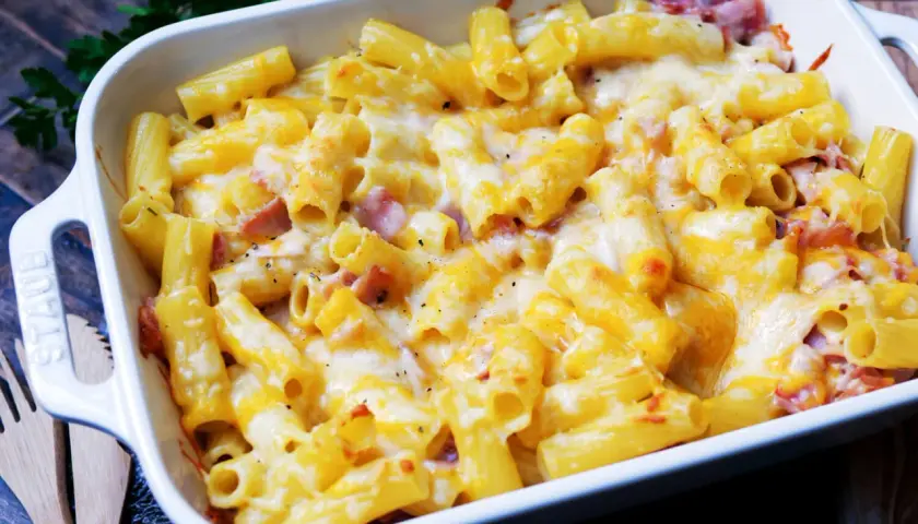 Herzhaftes Nudel Schinken Gratin mit geschmolzenem Käse, bereit zum Genießen.
