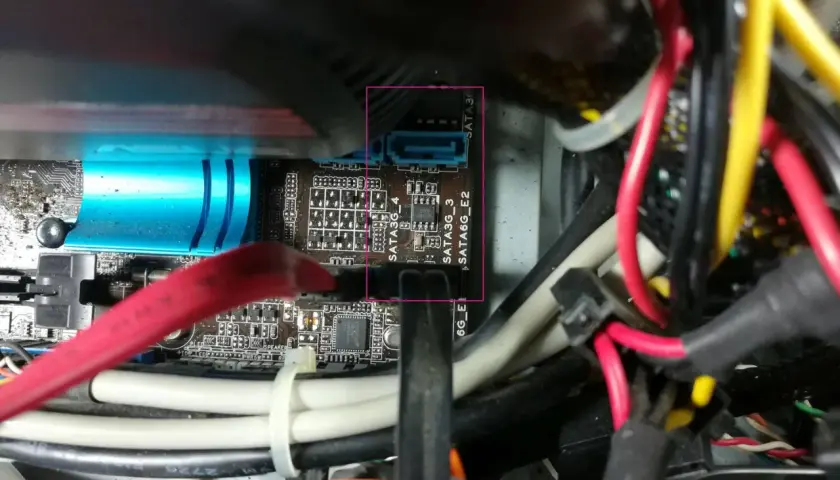 SATA-Anschluss auf dem Motherboard, bereit, die zweite Festplatte zu aktivieren.