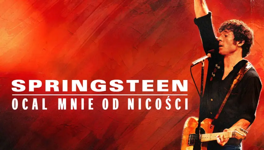 Bruce Springsteen na tle czerwonej ściany, z gitarą i mikrofonem. Napis "Springsteen Ocal mnie od nicości" sugeruje jego koncert w Polsce.