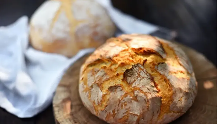 Jak odświeżyć pieczywo w mikrofali bez wysuszenia? Sprytne triki dla idealnego smaku