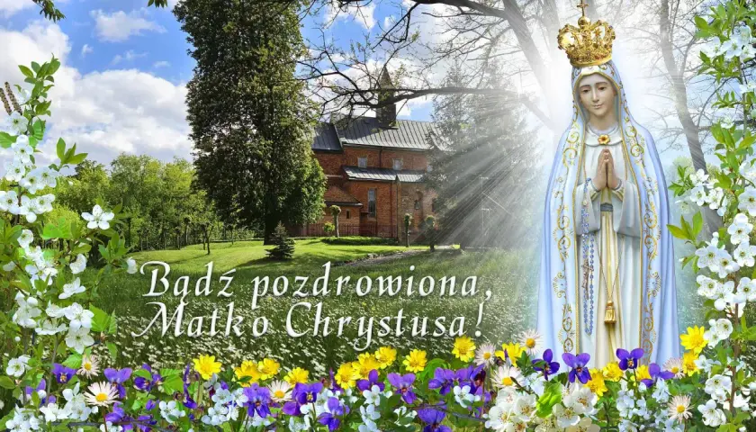 Piękna modlitwa do Matki Bożej w otoczeniu kwitnących drzew i kwiatów. Postać Maryi z koroną na głowie i złożonymi dłońmi.