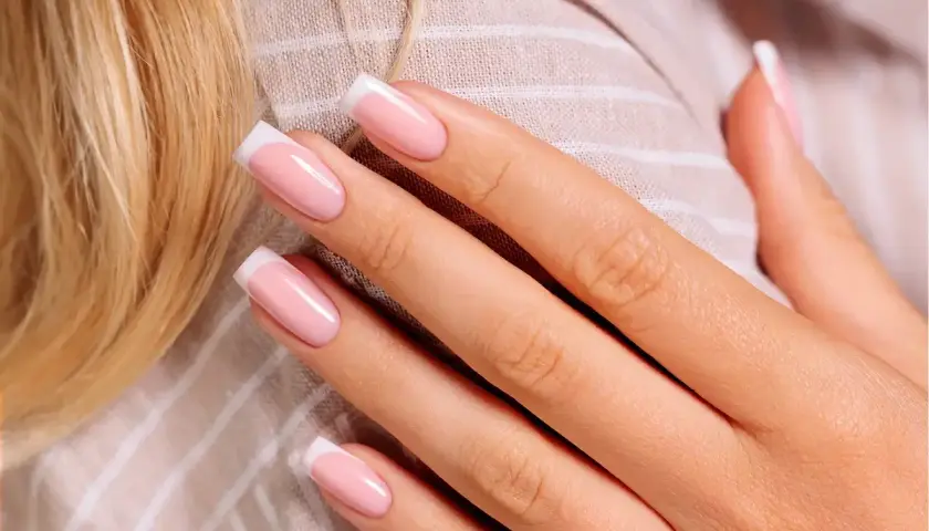 Eleganckie paznokcie w stylu french manicure. Idealne dla każdej kobiety, która chce wiedzieć, jak zrobić french.