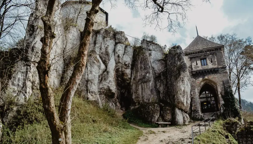 Ruiny zamku na skale, w tle wieża bramna. To malownicze miejsce, najmniejszy park narodowy w Polsce, zaprasza do odkrywania historii.