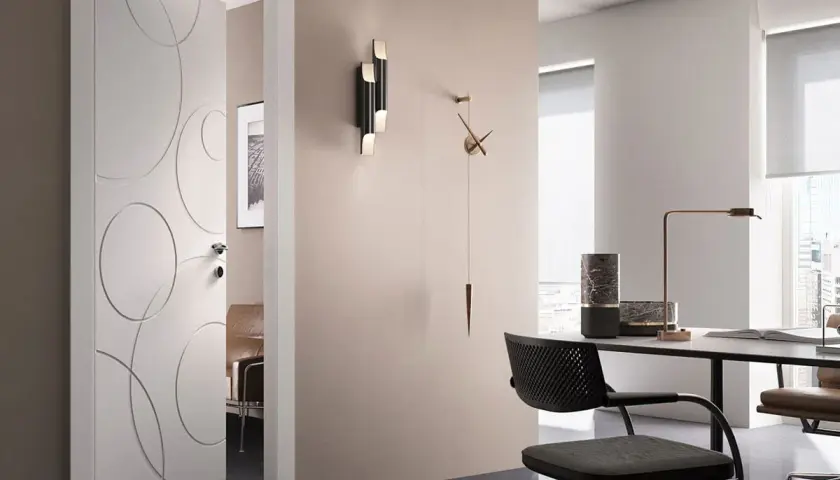 Porta in legno con decori circolari, un esempio di come pulire le porte di legno per mantenerle splendenti.