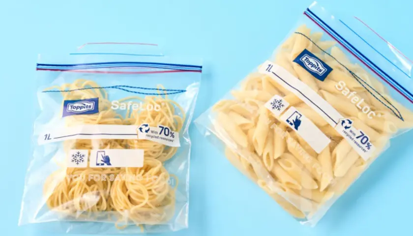 Zwei wiederverschließbare Beutel mit gekochten Nudeln: Spaghetti und Penne. Perfekt zum gekochte nudeln aufbewahren.