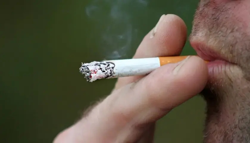 Palenie na balkonie: Legalne czy nie? Prawa i mandaty sąsiadów