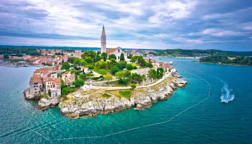 Rovigno, gioiello dell'Istria, cosa vedere in 3 giorni: un borgo medievale su un'isola con chiesa e campanile svettanti sul mare turchese.