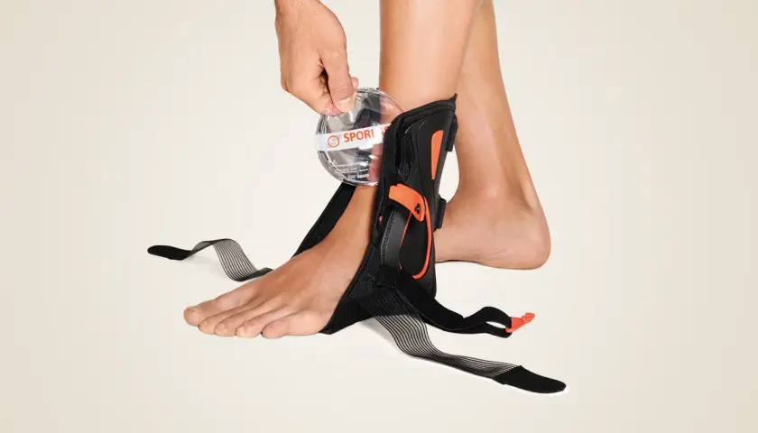 Person legt Malleo Sprint Bandage an. Gute Erfahrungen mit dem Produkt für Stabilität beim Sport.
