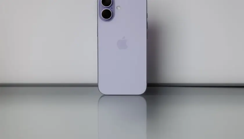 Nowy iPhone 17 biały, z podwójnym aparatem i logo Apple, odbija się na błyszczącej powierzchni.