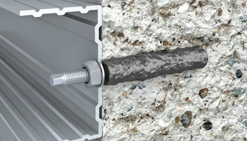 Przekrój futryny aluminiowej z kotwą w betonie.