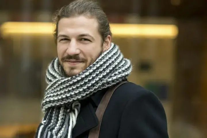 Jak prawidłowo zakładać szalik do płaszcza, aby wyglądać stylowo i modnie