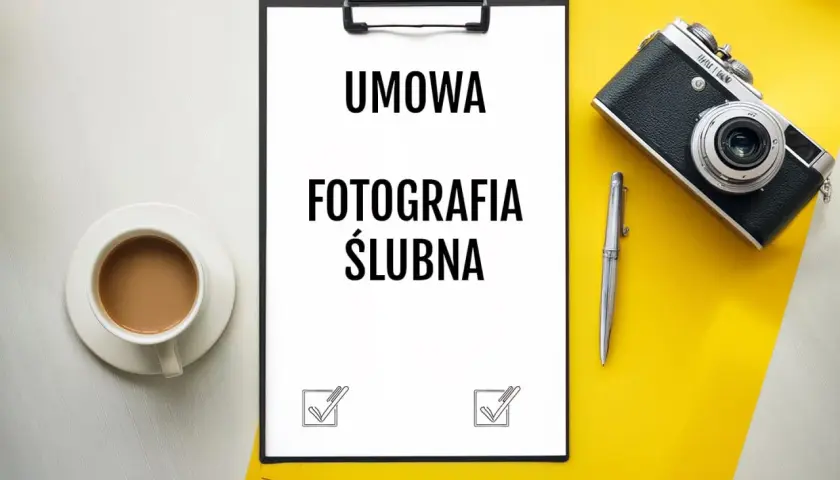 Wzór umowy z fotografem ślubnym na białej kartce, obok filiżanka kawy, aparat i długopis.