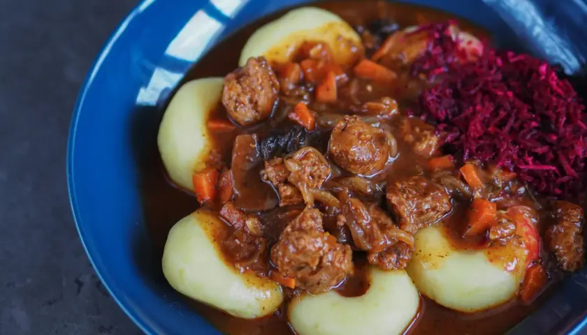 Pyszny wegetariański gulasz węgierski z kluskami ziemniaczanymi i buraczkami.