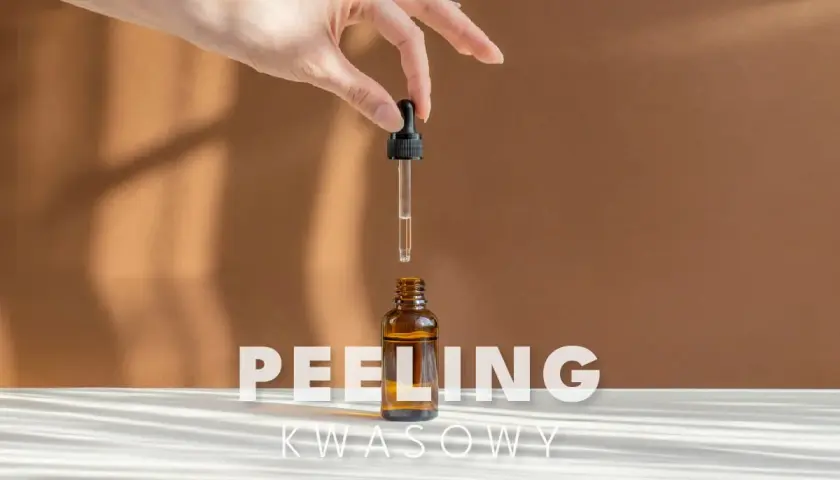 Dłoń trzyma pipetkę z kwasem laktobionowym nad buteleczką. Napis "PEELING KWASOWY" sugeruje pielęgnację skóry.
