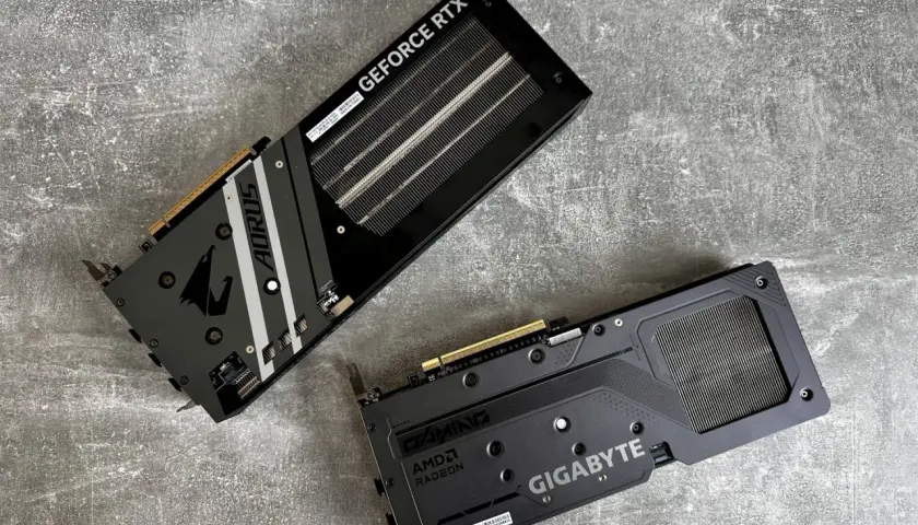 Dwie karty graficzne: Gigabyte AMD Radeon i Aorus GeForce RTX. Idealne do testowania wydajności komputera.