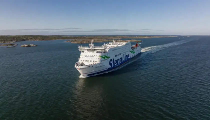 Duży prom Stena Line płynie po spokojnym morzu, kierując się w stronę Karlskrony.