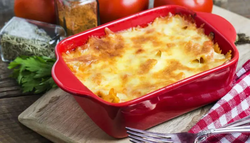 Deliciosa lasaña de atún recién horneada, dorada y burbujeante, lista para servir.