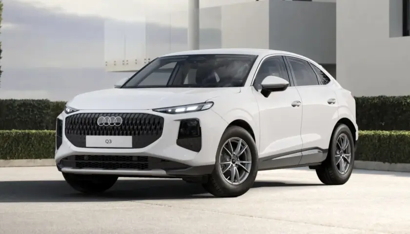 Białe Audi Q3 Sportback na tle nowoczesnego budynku.