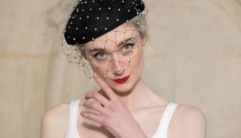 Elegancki beret w kropki z woalką, idealny sposób, jak nosić beret do krótkich włosów, dodaje uroku.
