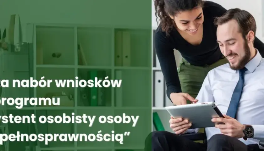 Rusza nabór do programu „Asystent osobisty osoby z niepełnosprawnością”. Uśmiechnięty mężczyzna na wózku inwalidzkim z tabletem, obok kobieta.