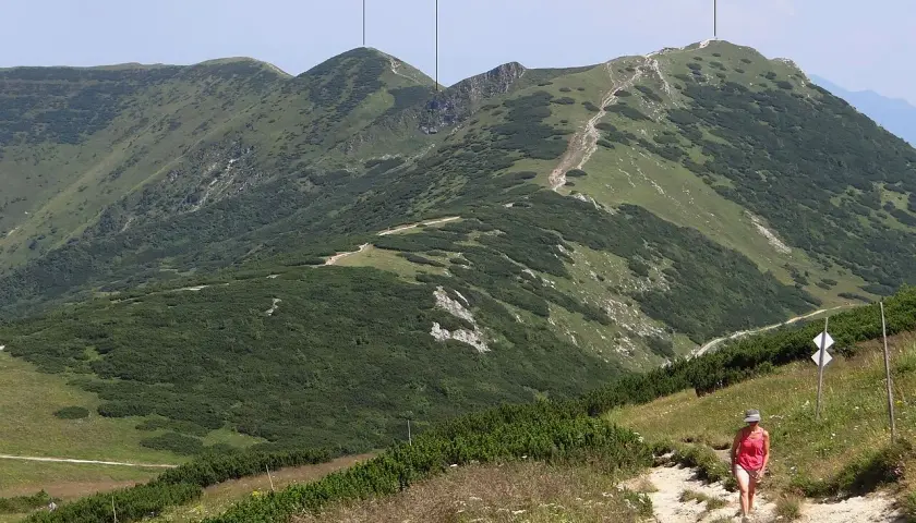 Szlak turystyczny na szczyt Chleb w Małej Fatrze. Widok na górzysty krajobraz z zielonymi zboczami i ścieżką.