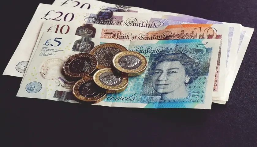 Brytyjskie banknoty i monety z wizerunkiem królowej Elżbiety II.