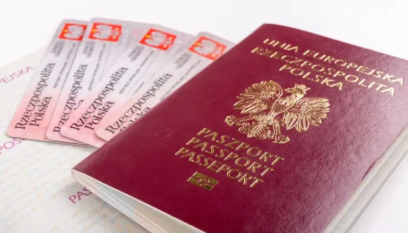Czerwony paszport Unii Europejskiej i kilka dowodów osobistych Rzeczypospolitej Polskiej.