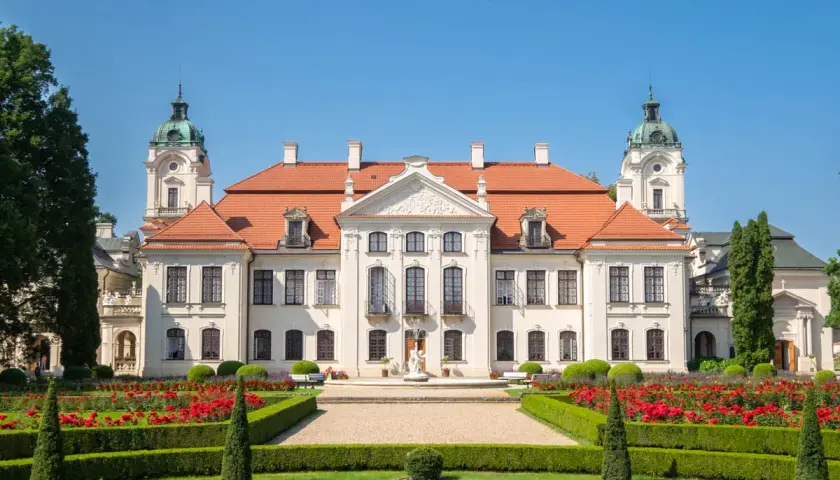 Pałac w Kozłówce z pięknymi ogrodami, fontanną i kwitnącymi różami. Wspaniałe kozłówka atrakcje czekają na zwiedzających.