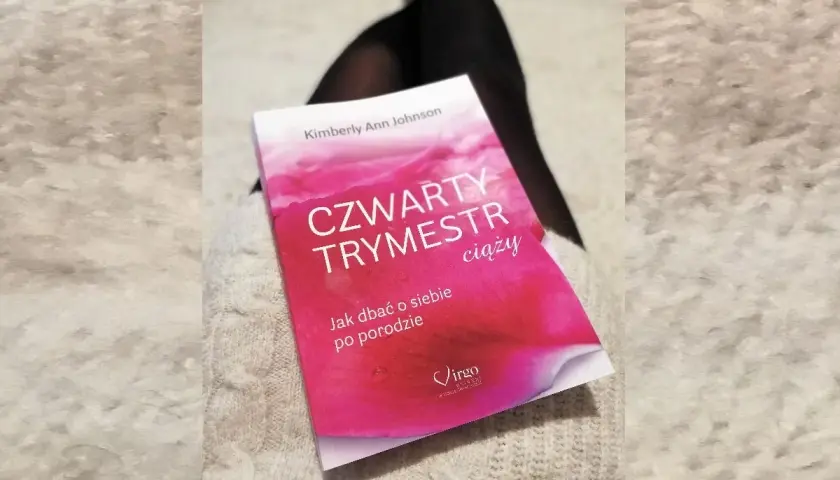 Książka "Czwarty trymestr ciąży" Kimberly Ann Johnson leży na jasnym swetrze.