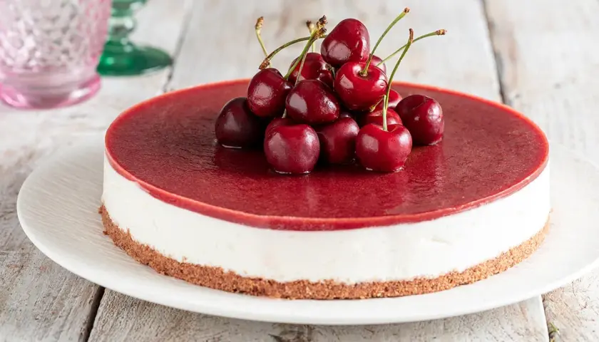 Cheesecake ai ciliegie, una delle torte più buone da fare in casa. Base croccante, crema vellutata e topping di ciliegie fresche.