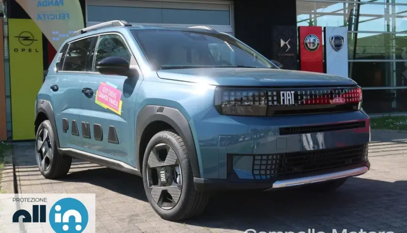 Nuova Fiat Grande Panda usata, pronta per un test drive. La sua linea moderna e il colore azzurro la rendono unica.