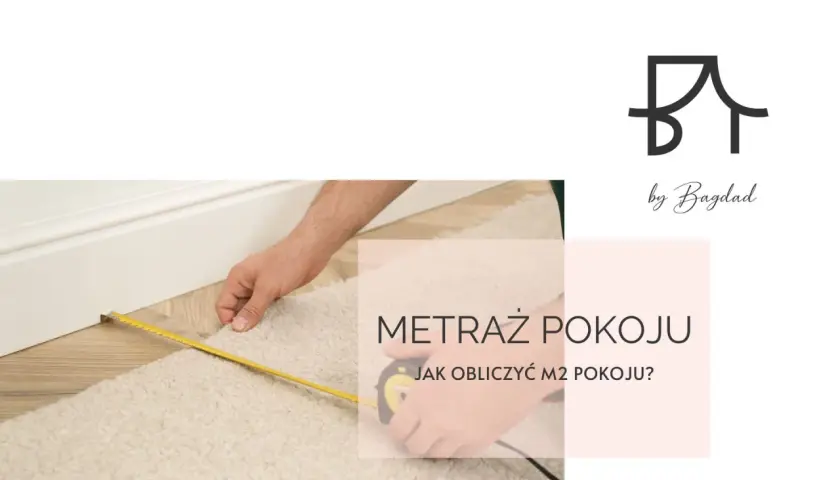 Dłoń z miarką mierzy dywan przy listwie przypodłogowej. Dowiedz się, jak obliczyć metraż pokoju.