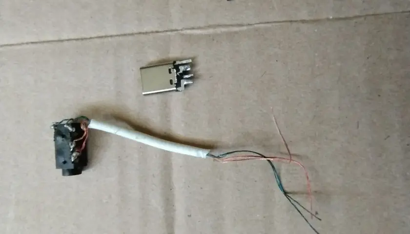 Adapter USB i gniazdo słuchawkowe z przewodami. Dowiedz się, jak podłączyć słuchawki USB do telefonu, tworząc własny adapter.