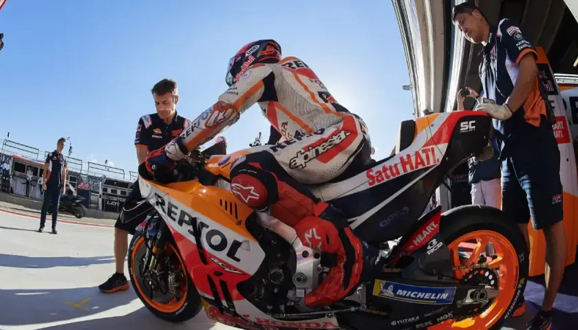 Marc Márquez, con su traje de Repsol Honda, se prepara en la parrilla. A pesar de la reciente marquez lesion, su determinación es palpable.