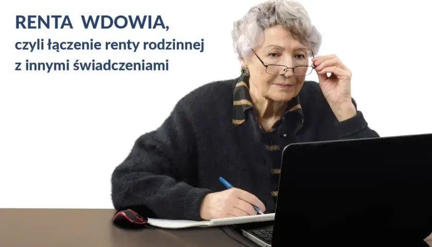 Starsza pani z okularami uczy się, kiedy można pobierać rentę wdowią, łącząc ją z innymi świadczeniami.