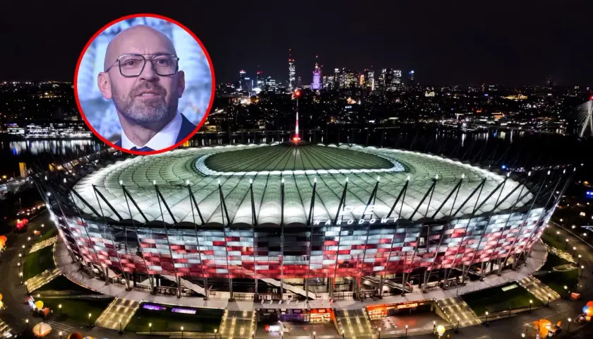 Wizerunek mężczyzny w okularach na tle nocnego Stadionu Narodowego. Dyskusja o tym, ile kosztował Stadion Narodowy, trwa.