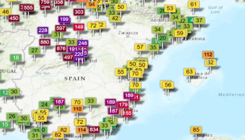 Mapa de España con números sobre ciudades, indicando el **índice de calidad del aire**.