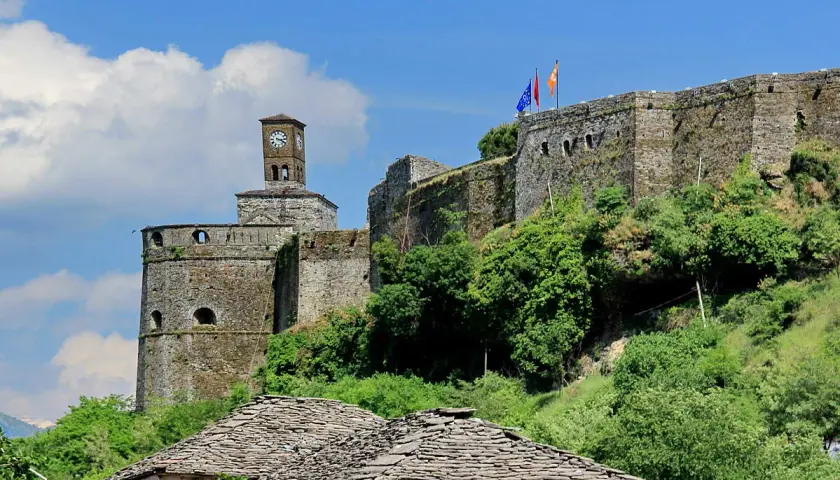 Zamek w Gjirokastrze: Fascynująca historia i atrakcje turystyczne