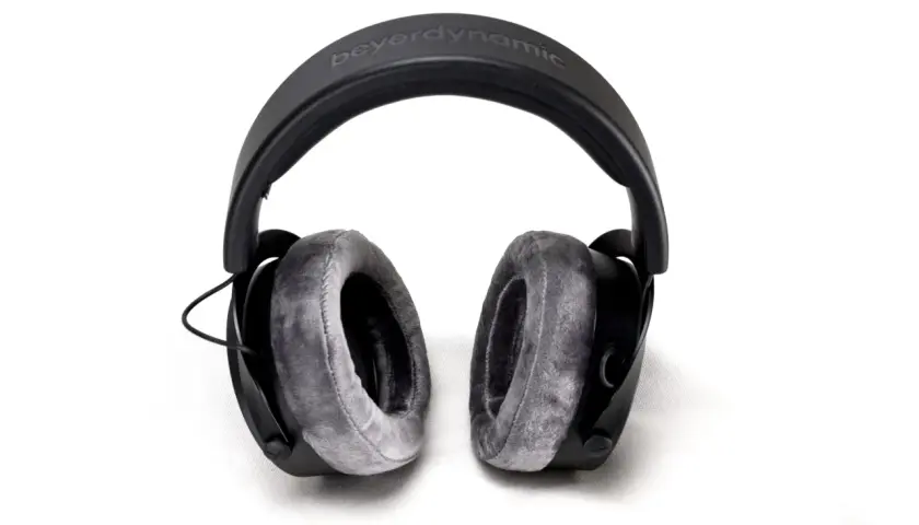 Beyerdynamic DT 900 PRO X Kopfhörer mit weichen Velours-Ohrpolstern, die für eine präzise Wiedergabe des dt 900 pro x frequency response sorgen.